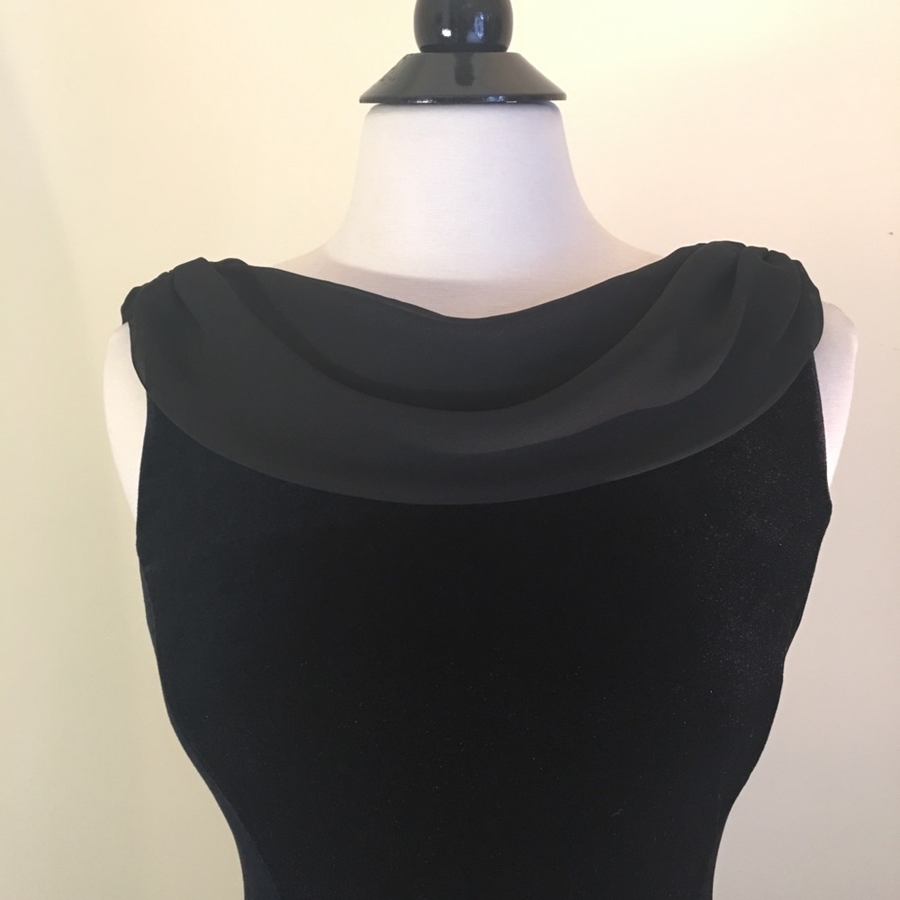 Black velvet cocktail dress w/dreamy details.💋